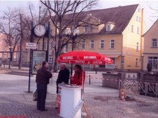 Genossen des Stadtverbandes Naumburg/Saale (Basisorganisation Bad Kösen) im Gespräch mit einem Bürger vor dem Bad Kösener Cafe' Schoppe