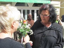 Steffi Schikor, auch Gleichstellungsbeauftragte der Stadt Naumburg, erhält ebenfalls ihr Dankeschönschreiben und ihre Blume von Birke Bull-Bischoff (MdB)
