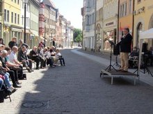 Bernward Küper, Oberbürgermeister der Stadt Naumburg, liest einen Auszug aus Uwe Timms Roman „Ikarien“