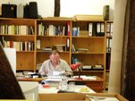 Peter Sodann in seiner Bibliothek