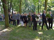 Am Gedenkstein des sowjetischen Ehrenfriedhofes gedachten etwa 40 Bürgerinnen und Bürger der Befreiung der Stadt Weißenfels vom Nationalsozialismus sowie der Gefallenen und Opfer des Zweiten Weltkrieges