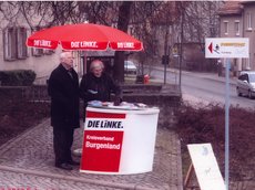 Peter Kroha, Vorsitzender der BO Bad Kösen, und und Ulrike Baitinger aus Eckartsberga am Infostand neben dem Eckartsbergaer Rathaus