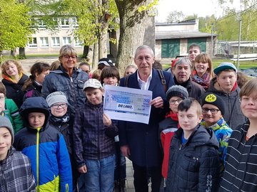 Roland Claus(MdB) und Frank Weidauer (Vorsitzender des SV Hohenmölsen/Lützen) überreichen die Spende Roland Claus(MdB) und Frank Weidauer (Vorsitzender des SV Hohenmölsen/Lützen) überreichen die Spende