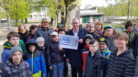 Roland Claus(MdB) und Frank Weidauer (Vorsitzender des SV Hohenmölsen/Lützen) überreichen die Spende Roland Claus(MdB) und Frank Weidauer (Vorsitzender des SV Hohenmölsen/Lützen) überreichen die Spende