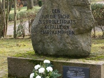 Denkmall_fuer_gefallene_Maerzkaempfer_in_WSF.jpg
