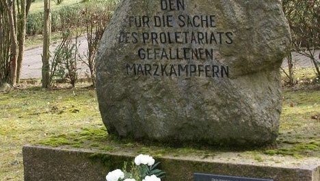 Denkmall_fuer_gefallene_Maerzkaempfer_in_WSF.jpg