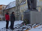 Stadtrat derLINKEN in Zeitz Jochim Strauch und Vorsitzender der BO in Zeitz Joachim Bachnik gedenken den Opfern